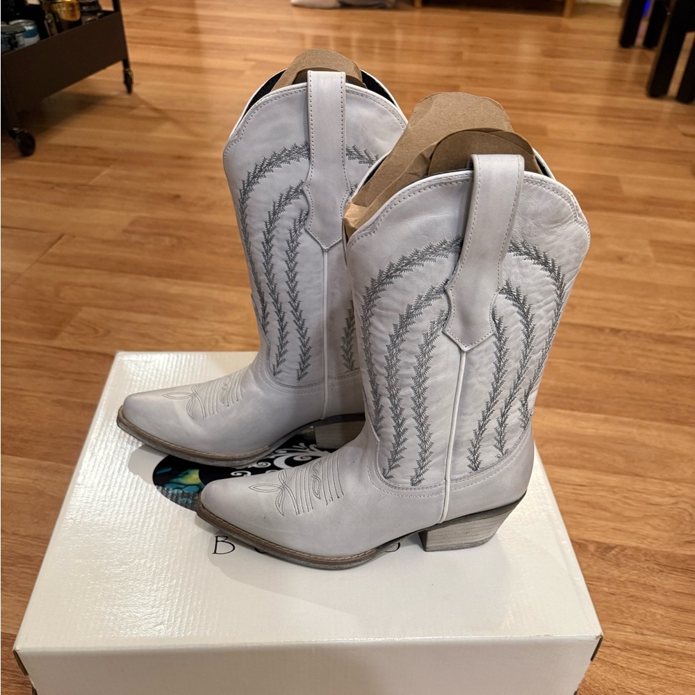 *Brand New!* White Snip Toe Western Boots